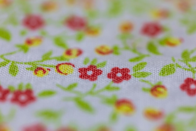 haftowane detale na jasnym tle